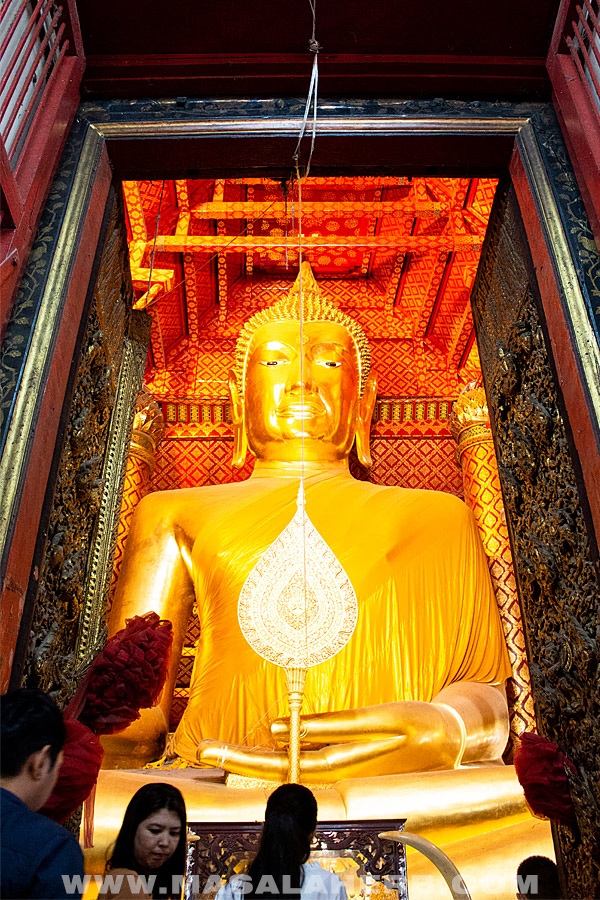 golden buddha in ayutthaya