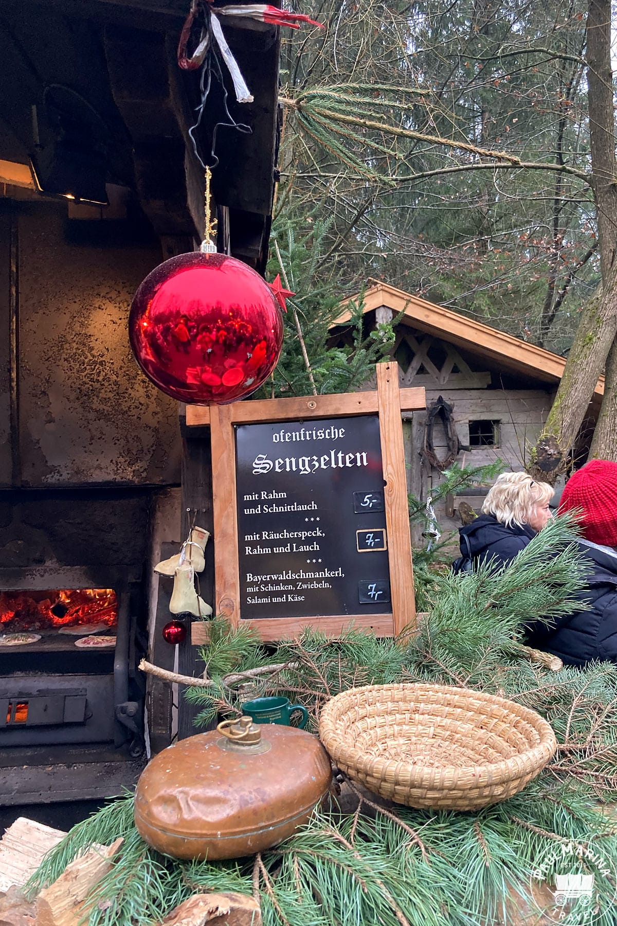 Pizza-like Bavarian specialty that resembles Flammkuchen, called Sengzelten