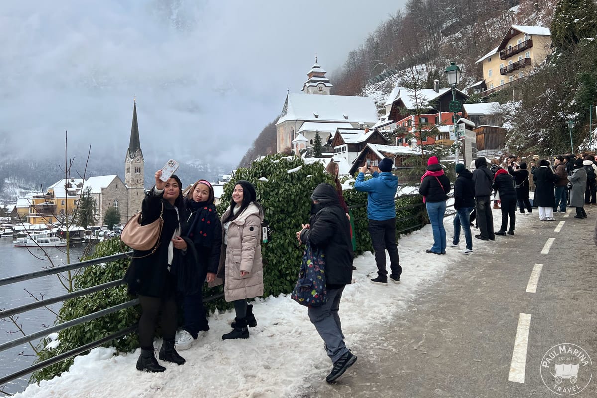 crowds in Hallstatt in winter